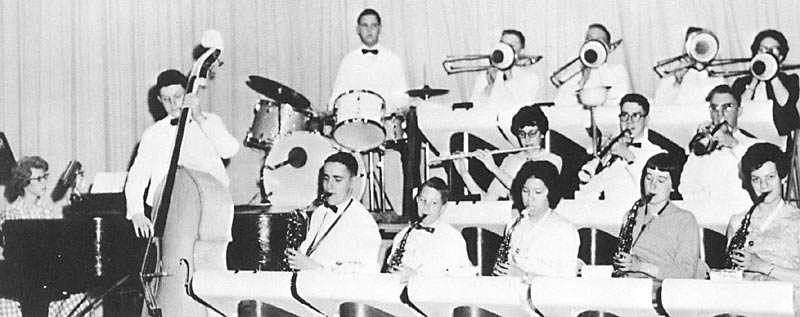 The rhythm section is at the left, with the saxes, trumpets and flute, and trombones tiered at the right.